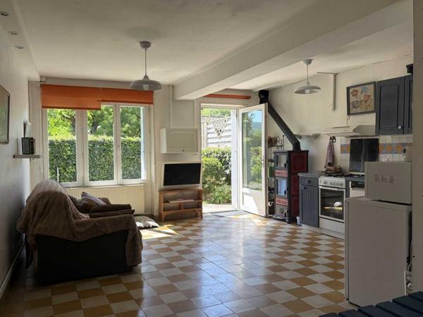 Maison ancienne - Montignac-lascaux Au coeur de Montignac, avec un très beau jardin intimiste, parfait pied-à-terre de 70 m² habitable.
