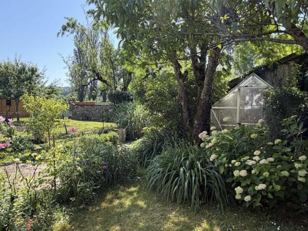 Maison ancienne - Montignac-lascaux Au coeur de Montignac, avec un très beau jardin intimiste, parfait pied-à-terre de 70 m² habitable.