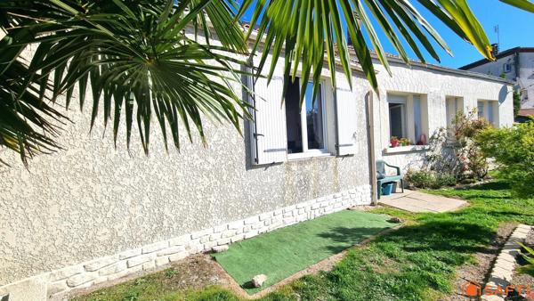 Au calme en plein centre.Ensemble immobilier: 3 maisons