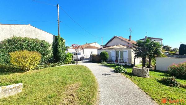 Au calme en plein centre.Ensemble immobilier: 3 maisons