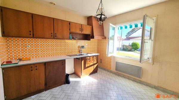 Au calme en plein centre.Ensemble immobilier: 3 maisons