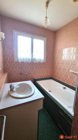 Au calme en plein centre.Ensemble immobilier: 3 maisons