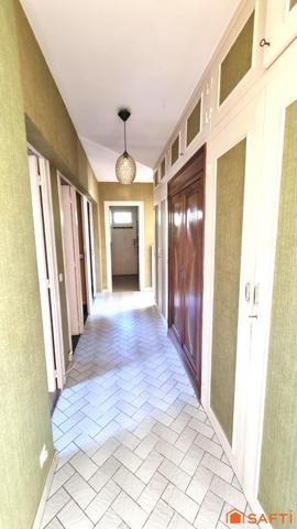 Au calme en plein centre.Ensemble immobilier: 3 maisons