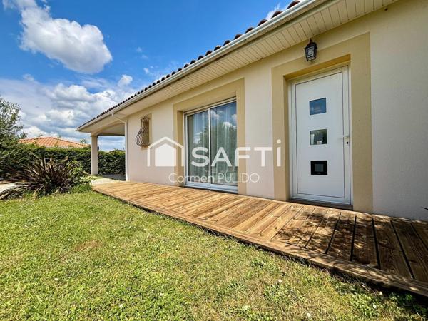 Maison contemporaine de plain-pied : 3 chambres, piscine, jardin, à proximité immédiate des commodités.