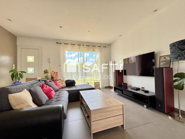 Maison contemporaine de plain-pied : 3 chambres, piscine, jardin, à proximité immédiate des commodités.