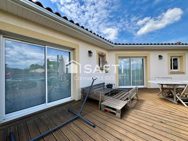 Maison contemporaine de plain-pied : 3 chambres, piscine, jardin, à proximité immédiate des commodités.