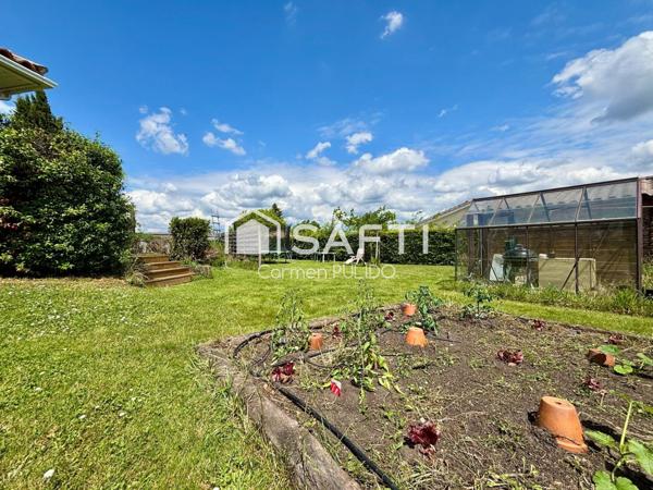 Maison contemporaine de plain-pied : 3 chambres, piscine, jardin, à proximité immédiate des commodités.