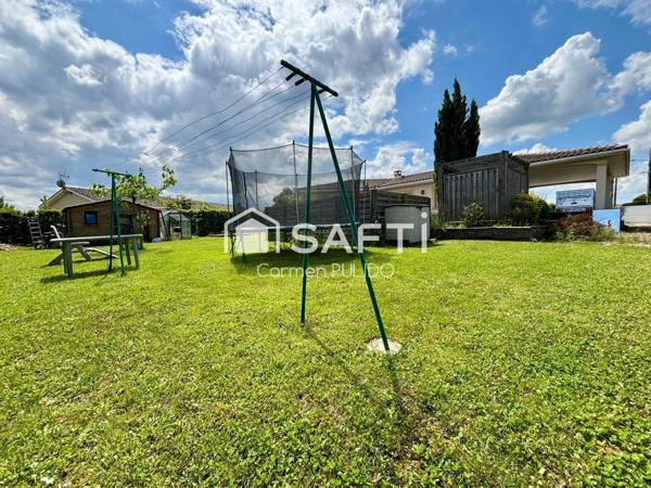 Maison contemporaine de plain-pied : 3 chambres, piscine, jardin, à proximité immédiate des commodités.