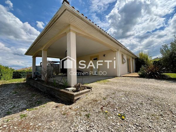 Maison contemporaine de plain-pied : 3 chambres, piscine, jardin, à proximité immédiate des commodités.