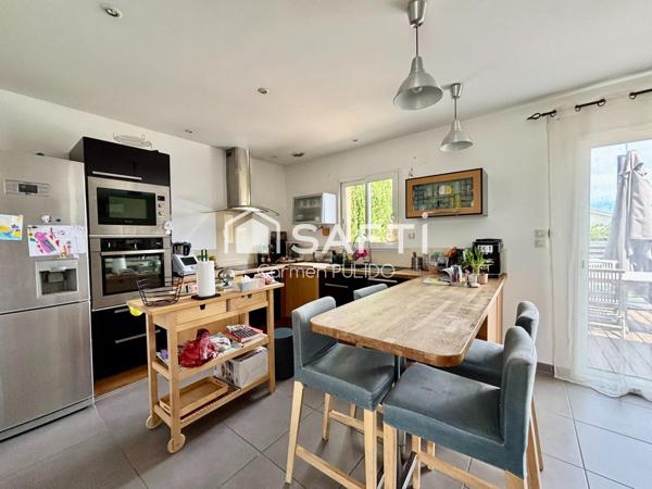 Maison contemporaine de plain-pied : 3 chambres, piscine, jardin, à proximité immédiate des commodités.