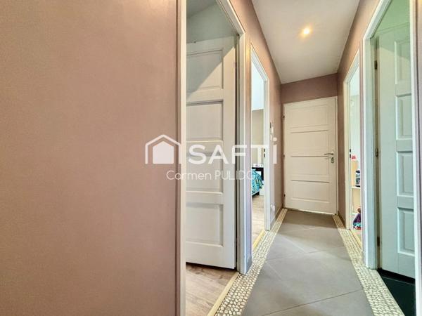 Maison contemporaine de plain-pied : 3 chambres, piscine, jardin, à proximité immédiate des commodités.