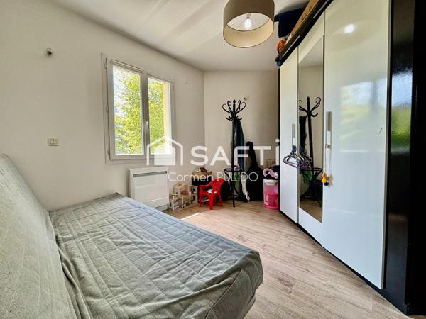 Maison contemporaine de plain-pied : 3 chambres, piscine, jardin, à proximité immédiate des commodités.