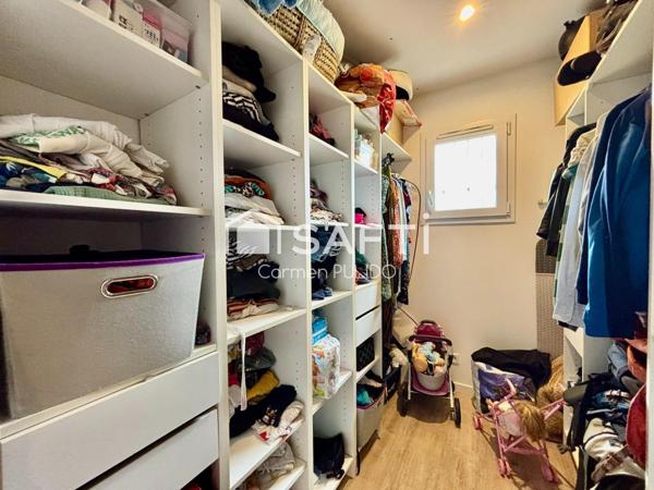 Maison contemporaine de plain-pied : 3 chambres, piscine, jardin, à proximité immédiate des commodités.