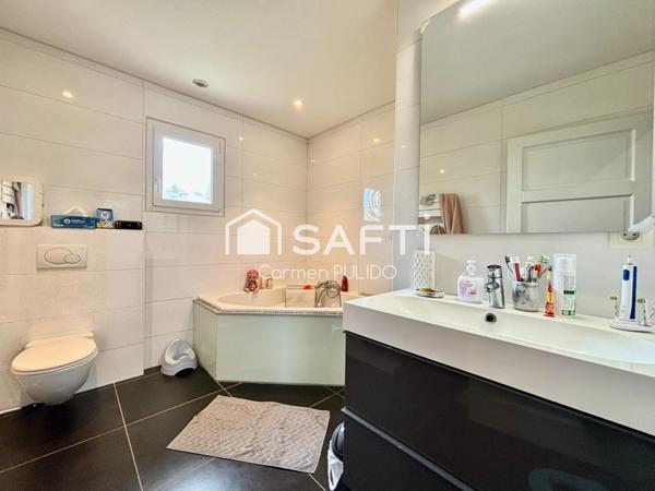 Maison contemporaine de plain-pied : 3 chambres, piscine, jardin, à proximité immédiate des commodités.