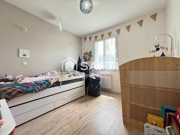 Maison contemporaine de plain-pied : 3 chambres, piscine, jardin, à proximité immédiate des commodités.