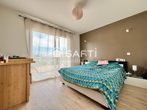 Maison contemporaine de plain-pied : 3 chambres, piscine, jardin, à proximité immédiate des commodités.