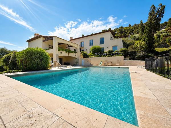 Propriété d'exception avec vue mer, piscine et terrain constructible