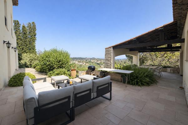 Propriété d'exception avec vue mer, piscine et terrain constructible