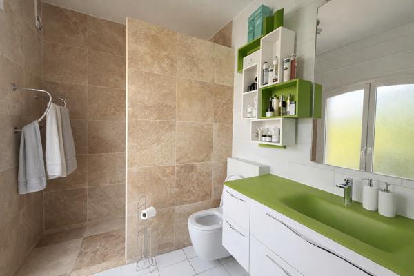 Propriété d'exception avec vue mer, piscine et terrain constructible