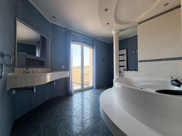 Propriété d'exception avec vue mer, piscine et terrain constructible
