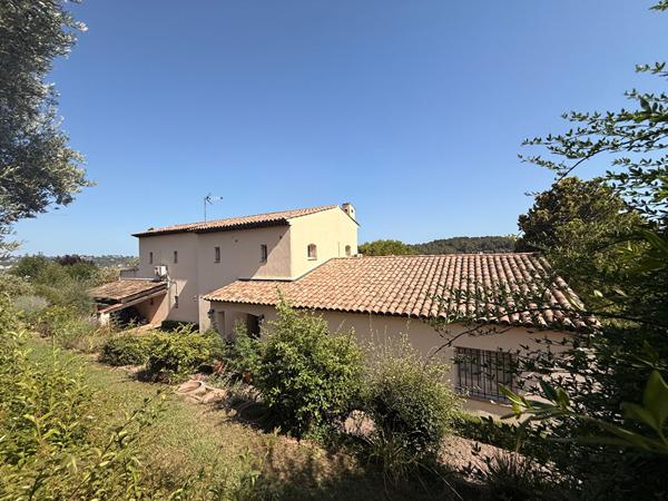Propriété d'exception avec vue mer, piscine et terrain constructible