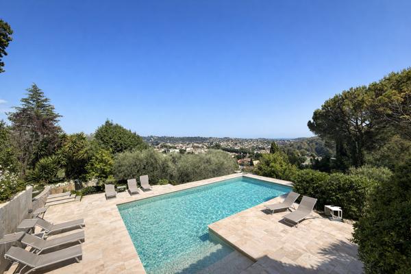 Propriété d'exception avec vue mer, piscine et terrain constructible