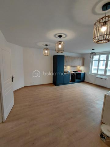 Situé rue Saint Jacques à Dieppe , à deux pas de la mer , du port , des commerces , 
Venez découvrir cet appartement entièrement rénové.

Un très jolie 2 pièces d'une surface d'environ 45 m2 situé au 3 étage  dans une petite copropriété
 de faible charge  , une isolation de qualité DPE C ,  de très bon volume, fonctionnel

  Une cuisine équipée ouverte sur un séjour spacieux 
  Une chambre lumineuse
  Une salle de douche moderne
  Un wc séparé

Vendu entièrement meublé , cet appartement prêt à vivre est idéal.
vous profiterez des commerces au pied de l'immeuble , de la terrasse du café des tribunaux
la plage et le port en quelques minutes .

venez le découvrir !!!!