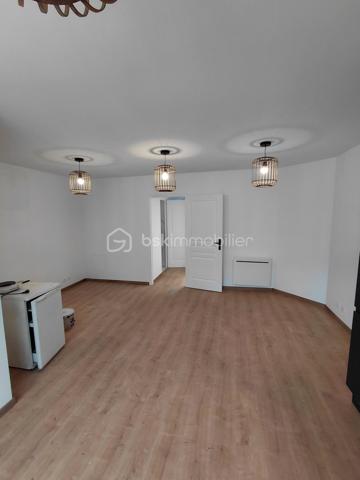 Situé rue Saint Jacques à Dieppe , à deux pas de la mer , du port , des commerces , 
Venez découvrir cet appartement entièrement rénové.

Un très jolie 2 pièces d'une surface d'environ 45 m2 situé au 3 étage  dans une petite copropriété
 de faible charge  , une isolation de qualité DPE C ,  de très bon volume, fonctionnel

  Une cuisine équipée ouverte sur un séjour spacieux 
  Une chambre lumineuse
  Une salle de douche moderne
  Un wc séparé

Vendu entièrement meublé , cet appartement prêt à vivre est idéal.
vous profiterez des commerces au pied de l'immeuble , de la terrasse du café des tribunaux
la plage et le port en quelques minutes .

venez le découvrir !!!!