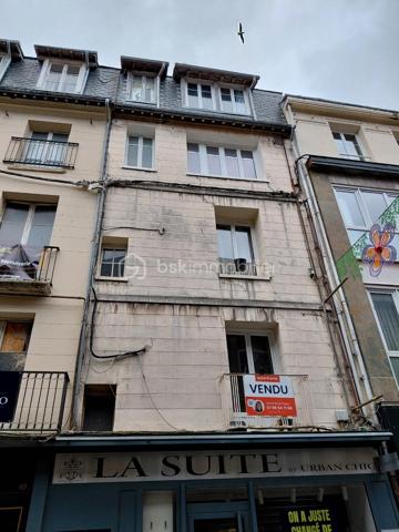 Situé rue Saint Jacques à Dieppe , à deux pas de la mer , du port , des commerces , 
Venez découvrir cet appartement entièrement rénové.

Un très jolie 2 pièces d'une surface d'environ 45 m2 situé au 3 étage  dans une petite copropriété
 de faible charge  , une isolation de qualité DPE C ,  de très bon volume, fonctionnel

  Une cuisine équipée ouverte sur un séjour spacieux 
  Une chambre lumineuse
  Une salle de douche moderne
  Un wc séparé

Vendu entièrement meublé , cet appartement prêt à vivre est idéal.
vous profiterez des commerces au pied de l'immeuble , de la terrasse du café des tribunaux
la plage et le port en quelques minutes .

venez le découvrir !!!!