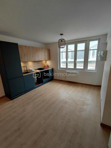Situé rue Saint Jacques à Dieppe , à deux pas de la mer , du port , des commerces , 
Venez découvrir cet appartement entièrement rénové.

Un très jolie 2 pièces d'une surface d'environ 45 m2 situé au 3 étage  dans une petite copropriété
 de faible charge  , une isolation de qualité DPE C ,  de très bon volume, fonctionnel

  Une cuisine équipée ouverte sur un séjour spacieux 
  Une chambre lumineuse
  Une salle de douche moderne
  Un wc séparé

Vendu entièrement meublé , cet appartement prêt à vivre est idéal.
vous profiterez des commerces au pied de l'immeuble , de la terrasse du café des tribunaux
la plage et le port en quelques minutes .

venez le découvrir !!!!