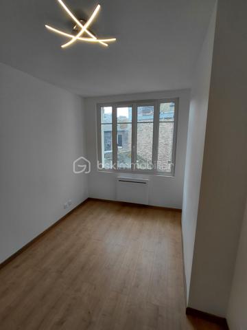 Situé rue Saint Jacques à Dieppe , à deux pas de la mer , du port , des commerces , 
Venez découvrir cet appartement entièrement rénové.

Un très jolie 2 pièces d'une surface d'environ 45 m2 situé au 3 étage  dans une petite copropriété
 de faible charge  , une isolation de qualité DPE C ,  de très bon volume, fonctionnel

  Une cuisine équipée ouverte sur un séjour spacieux 
  Une chambre lumineuse
  Une salle de douche moderne
  Un wc séparé

Vendu entièrement meublé , cet appartement prêt à vivre est idéal.
vous profiterez des commerces au pied de l'immeuble , de la terrasse du café des tribunaux
la plage et le port en quelques minutes .

venez le découvrir !!!!