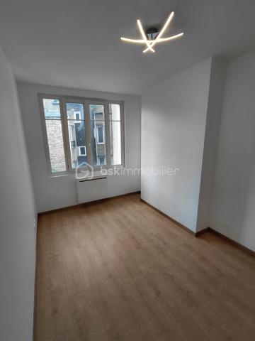 Situé rue Saint Jacques à Dieppe , à deux pas de la mer , du port , des commerces , 
Venez découvrir cet appartement entièrement rénové.

Un très jolie 2 pièces d'une surface d'environ 45 m2 situé au 3 étage  dans une petite copropriété
 de faible charge  , une isolation de qualité DPE C ,  de très bon volume, fonctionnel

  Une cuisine équipée ouverte sur un séjour spacieux 
  Une chambre lumineuse
  Une salle de douche moderne
  Un wc séparé

Vendu entièrement meublé , cet appartement prêt à vivre est idéal.
vous profiterez des commerces au pied de l'immeuble , de la terrasse du café des tribunaux
la plage et le port en quelques minutes .

venez le découvrir !!!!