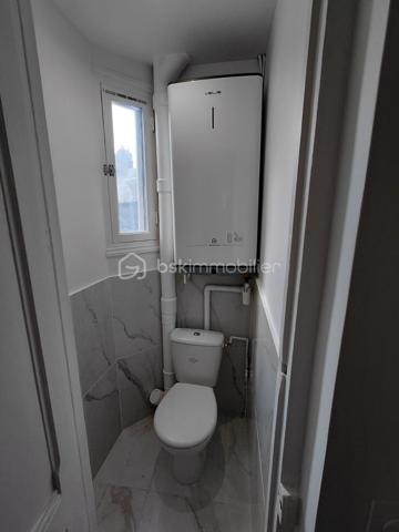 Situé rue Saint Jacques à Dieppe , à deux pas de la mer , du port , des commerces , 
Venez découvrir cet appartement entièrement rénové.

Un très jolie 2 pièces d'une surface d'environ 45 m2 situé au 3 étage  dans une petite copropriété
 de faible charge  , une isolation de qualité DPE C ,  de très bon volume, fonctionnel

  Une cuisine équipée ouverte sur un séjour spacieux 
  Une chambre lumineuse
  Une salle de douche moderne
  Un wc séparé

Vendu entièrement meublé , cet appartement prêt à vivre est idéal.
vous profiterez des commerces au pied de l'immeuble , de la terrasse du café des tribunaux
la plage et le port en quelques minutes .

venez le découvrir !!!!
