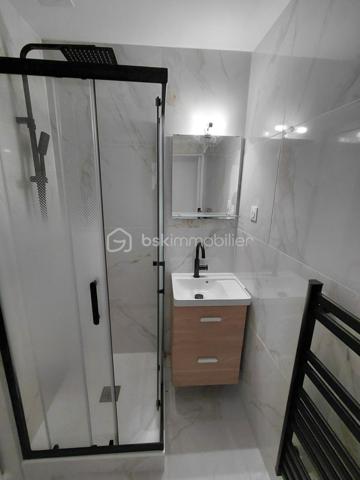 Situé rue Saint Jacques à Dieppe , à deux pas de la mer , du port , des commerces , 
Venez découvrir cet appartement entièrement rénové.

Un très jolie 2 pièces d'une surface d'environ 45 m2 situé au 3 étage  dans une petite copropriété
 de faible charge  , une isolation de qualité DPE C ,  de très bon volume, fonctionnel

  Une cuisine équipée ouverte sur un séjour spacieux 
  Une chambre lumineuse
  Une salle de douche moderne
  Un wc séparé

Vendu entièrement meublé , cet appartement prêt à vivre est idéal.
vous profiterez des commerces au pied de l'immeuble , de la terrasse du café des tribunaux
la plage et le port en quelques minutes .

venez le découvrir !!!!