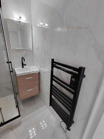 Situé rue Saint Jacques à Dieppe , à deux pas de la mer , du port , des commerces , 
Venez découvrir cet appartement entièrement rénové.

Un très jolie 2 pièces d'une surface d'environ 45 m2 situé au 3 étage  dans une petite copropriété
 de faible charge  , une isolation de qualité DPE C ,  de très bon volume, fonctionnel

  Une cuisine équipée ouverte sur un séjour spacieux 
  Une chambre lumineuse
  Une salle de douche moderne
  Un wc séparé

Vendu entièrement meublé , cet appartement prêt à vivre est idéal.
vous profiterez des commerces au pied de l'immeuble , de la terrasse du café des tribunaux
la plage et le port en quelques minutes .

venez le découvrir !!!!