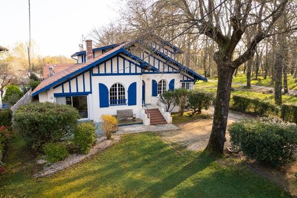 A vendre : Elegante maison basco-landaise, 194 m², centre Soustons, 8 pièces