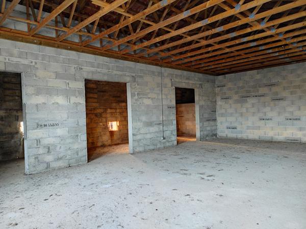 A vendre 3 entrepôts et 600 m2 bureaux à Coutras