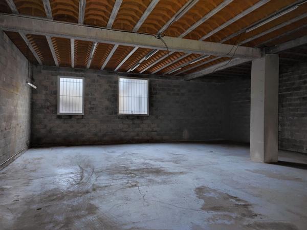 A vendre 3 entrepôts et 600 m2 bureaux à Coutras