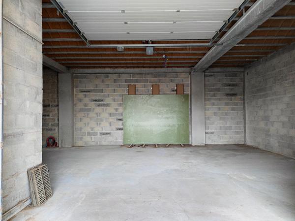 A vendre 3 entrepôts et 600 m2 bureaux à Coutras