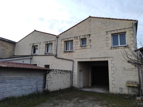 A vendre 3 entrepôts et 600 m2 bureaux à Coutras