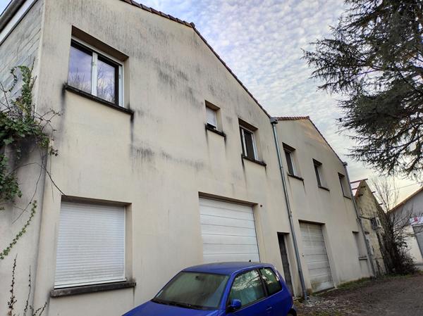 A vendre 3 entrepôts et 600 m2 bureaux à Coutras