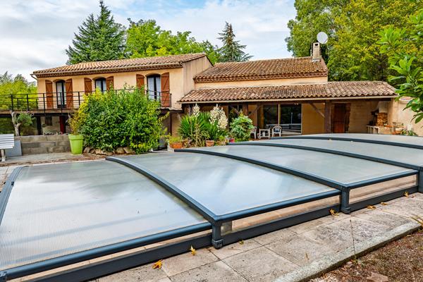 Maison années 80 avec véranda, double garage, jardin et piscine
