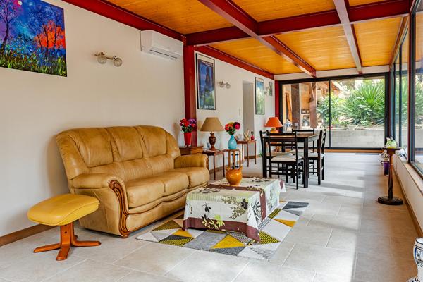Maison années 80 avec véranda, double garage, jardin et piscine