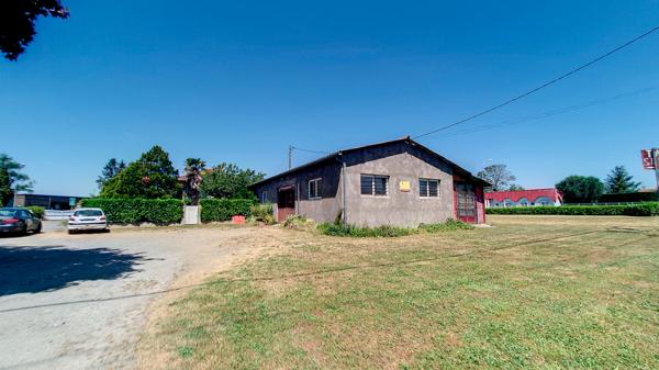 Local commercial de 240m² avec bureaux et WC et Hangar de 180m²