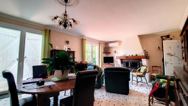 Local commercial de 240m² avec bureaux et WC et Hangar de 180m²