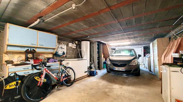 Local commercial de 240m² avec bureaux et WC et Hangar de 180m²