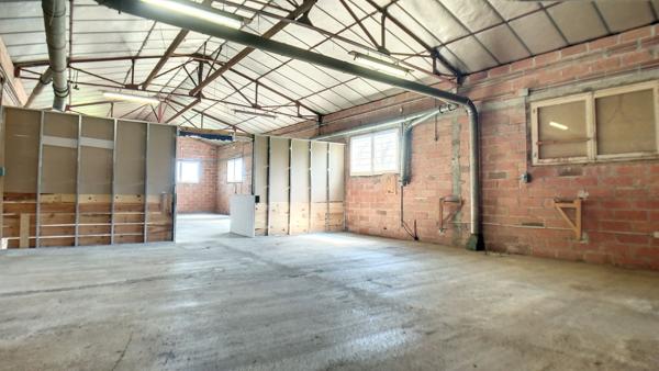Local commercial de 240m² avec bureaux et WC et Hangar de 180m²