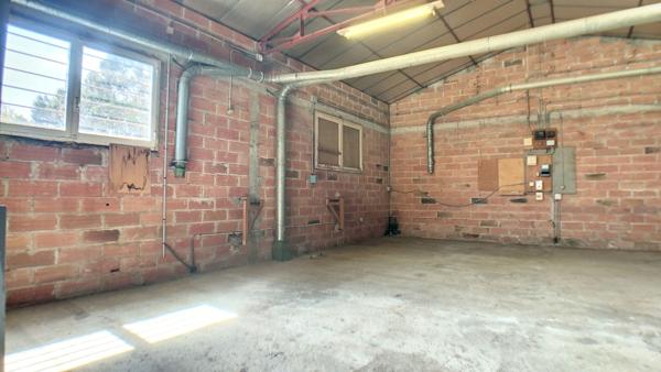 Local commercial de 240m² avec bureaux et WC et Hangar de 180m²