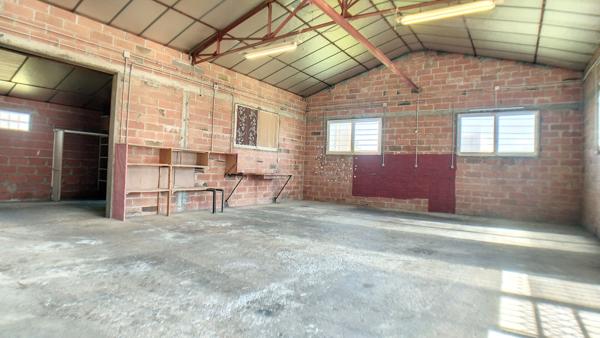 Local commercial de 240m² avec bureaux et WC et Hangar de 180m²