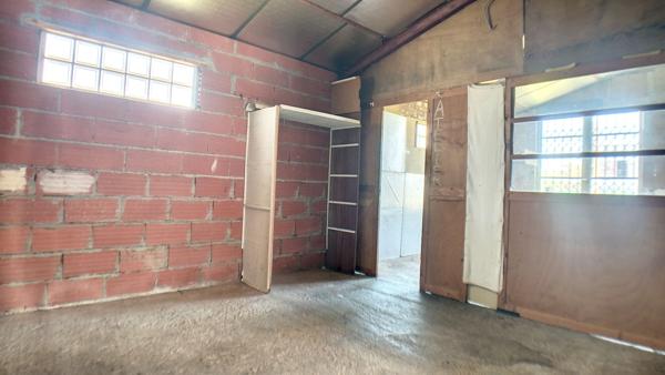 Local commercial de 240m² avec bureaux et WC et Hangar de 180m²